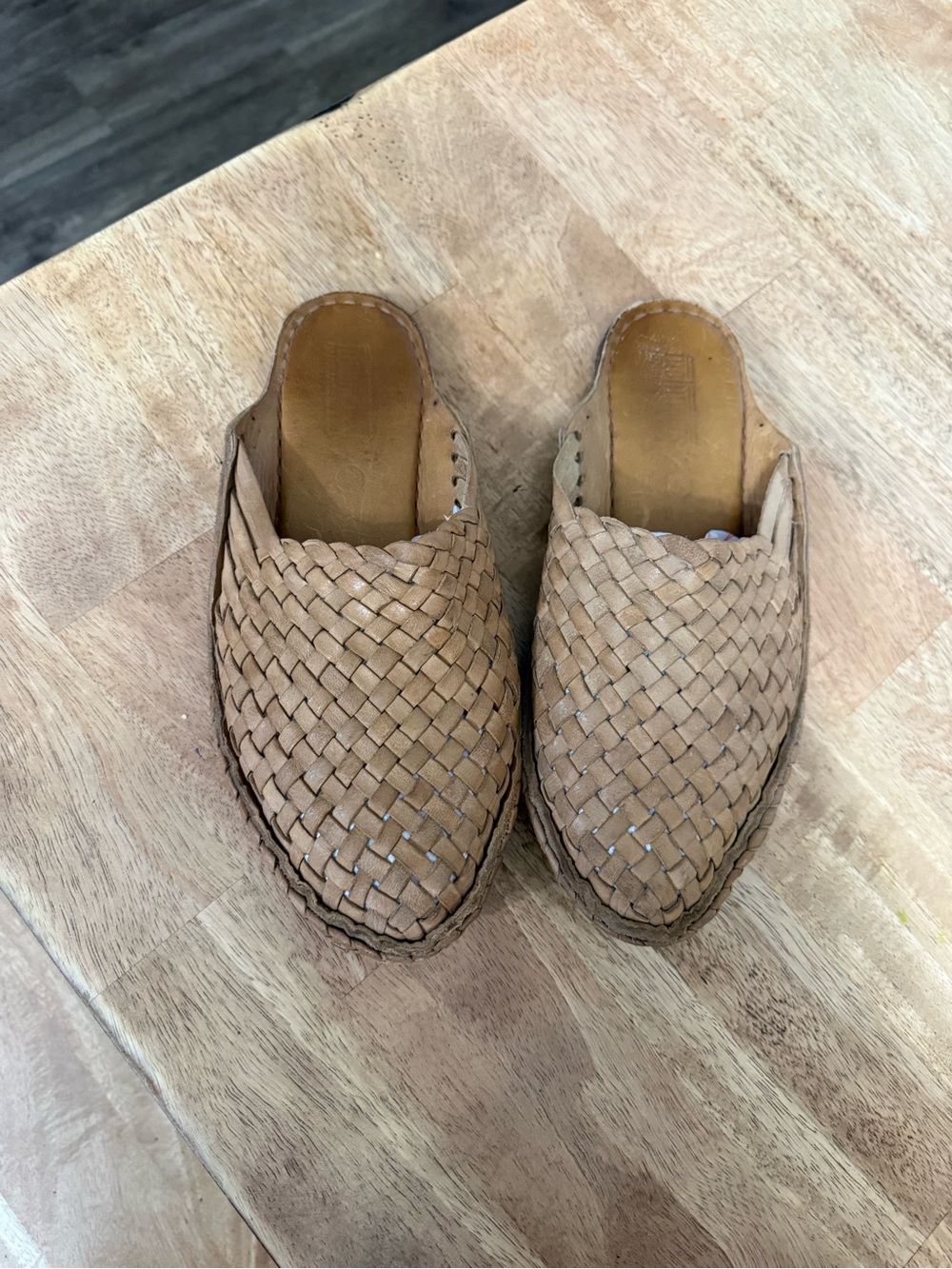 Mohinders hand-woven leather Mule Slide Slip On Size 9 Women's
Handmade in India